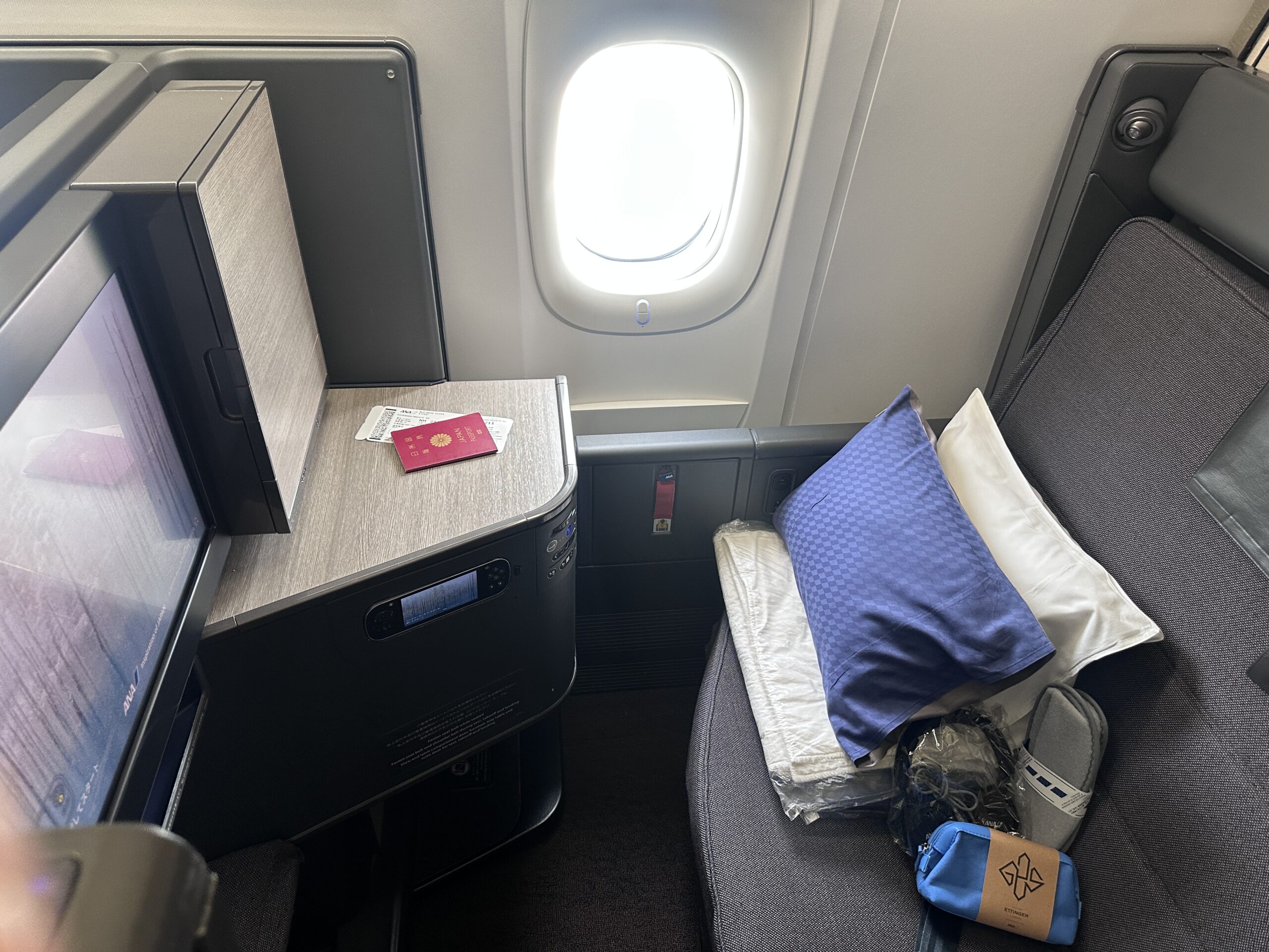 ANA THE Room シート – サイドテーブルにパスポート・枕・アメニティポーチ