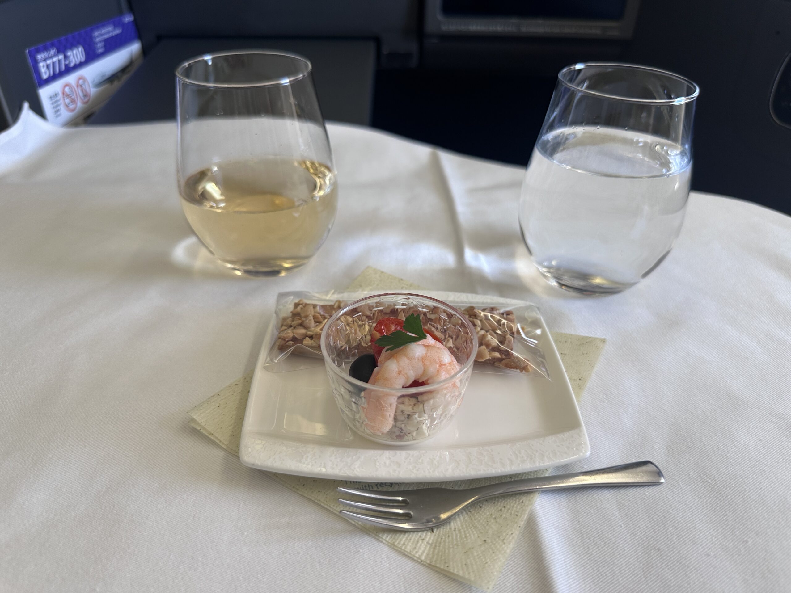 ANA THE Room 機内食 洋食前菜 – エビサラダとナッツ 白ワイン