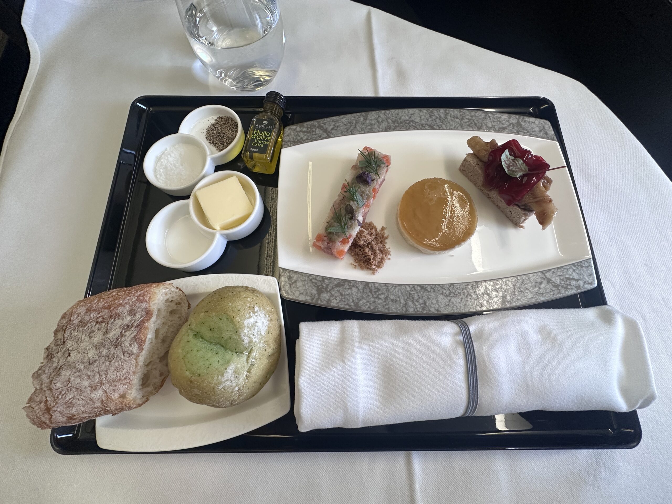 ANA THE Room 機内食 洋食トレー全景 – 前菜3品・パン2種・バター