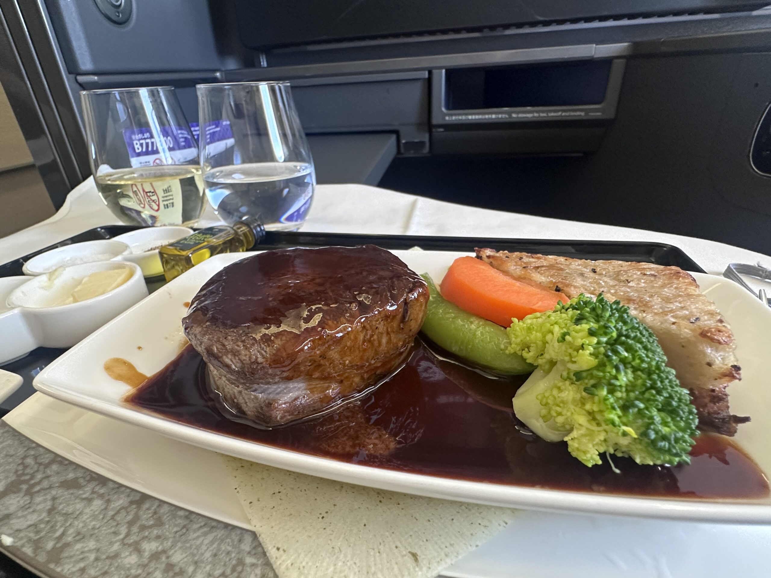 ANA THE Room 機内食 洋食メイン – 牛フィレステーキ ブロッコリー にんじん