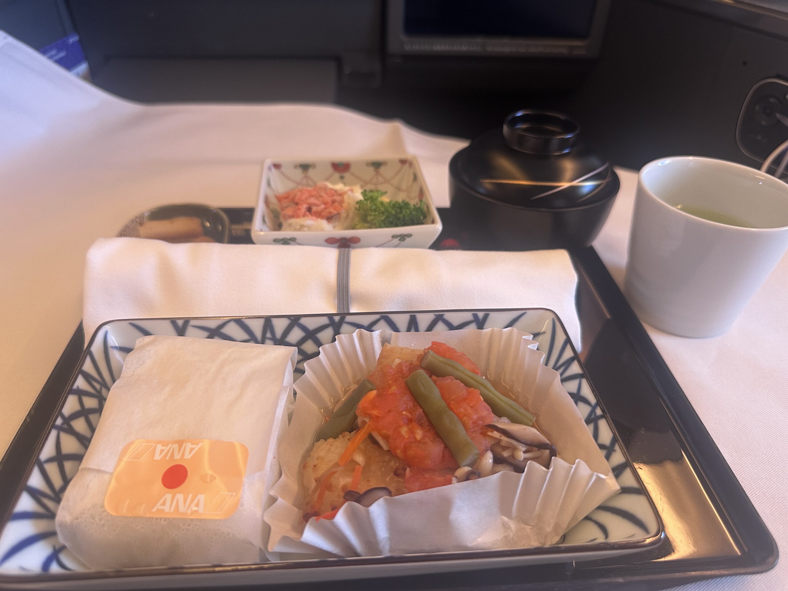 ANA THE Room 機内食 和食ミール – 天ぷら風揚げ物 小皿 緑茶
