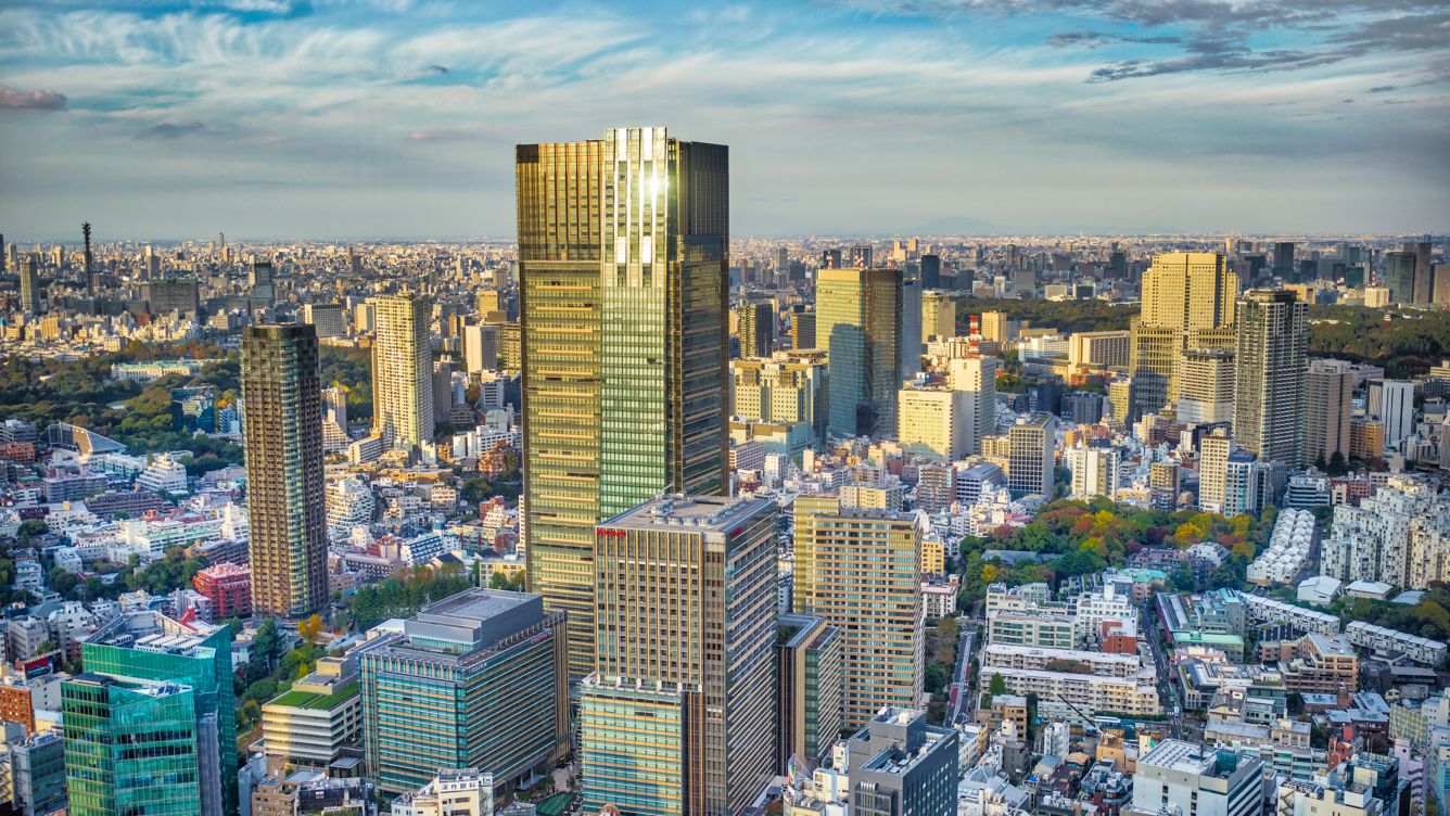 都心の高層ホテルタワーと東京の街並み。IHGポイントで泊まれる日本の上位ホテルのイメージ