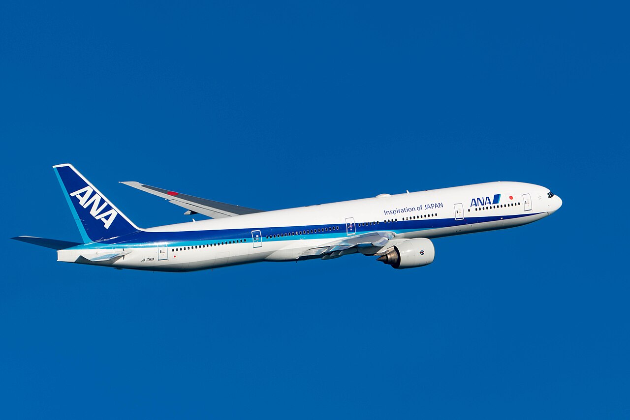 ANAのボーイング777-300型機が上昇していく様子。スターアライアンス加盟のANAが長距離国際線で使う大型機