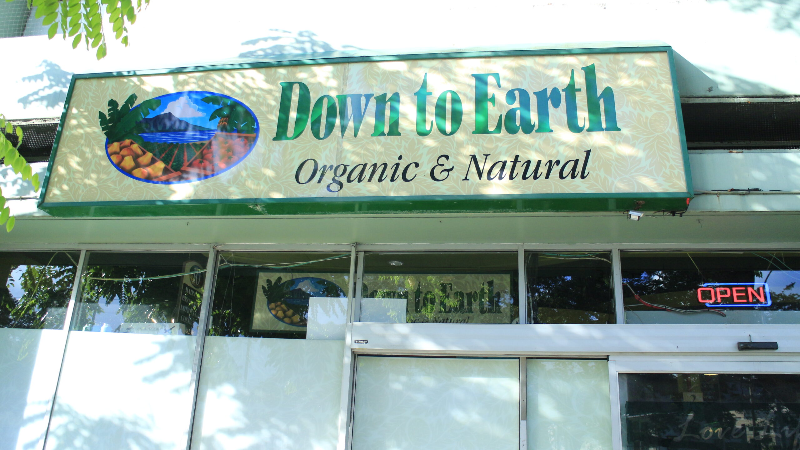 ダウン・トゥ・アース Organic & Natural 外観サイン