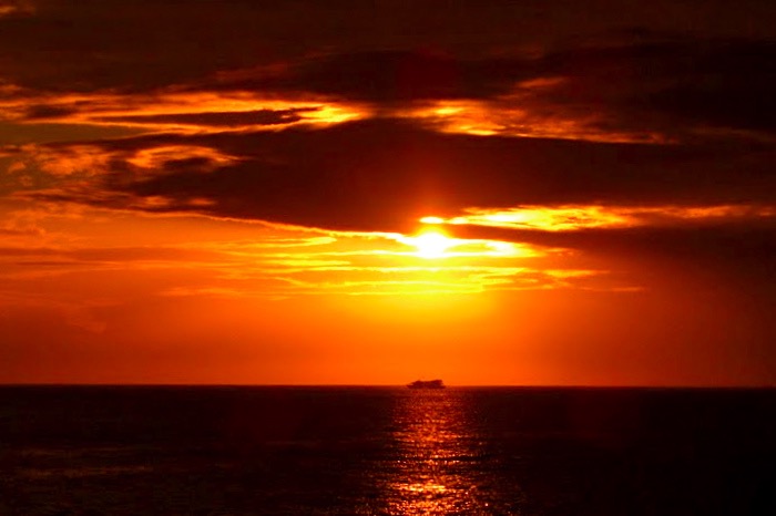 スター・オブ・ホノルル 水平線の夕日