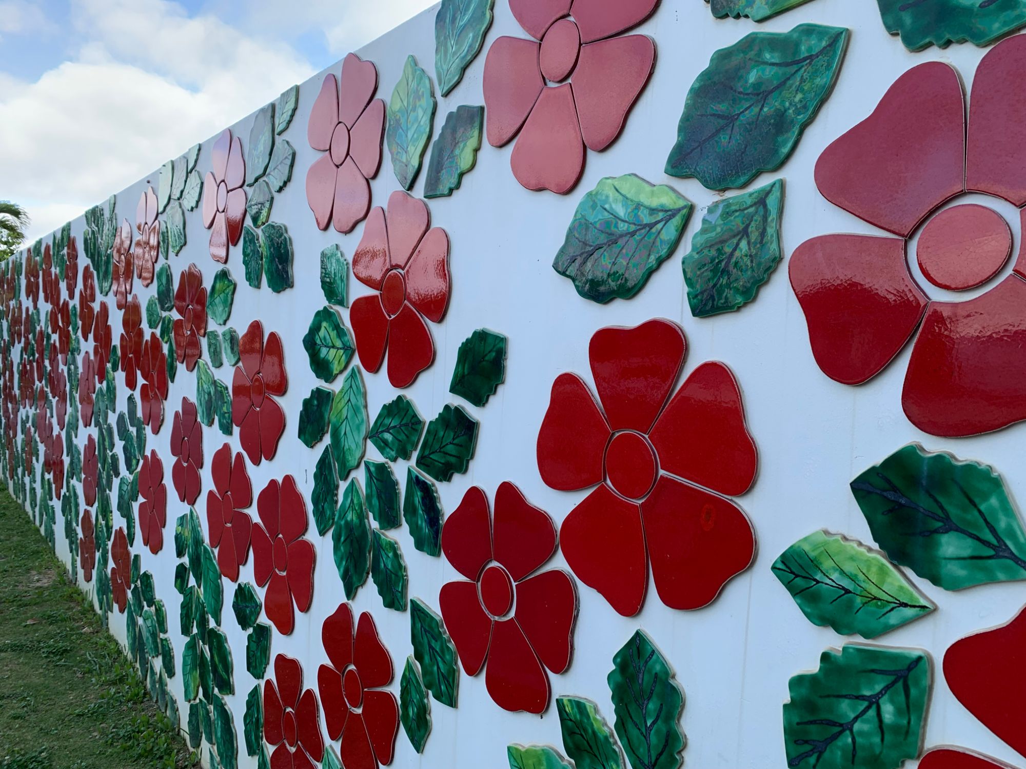沖縄サザンビーチホテル 花のタイル壁アート