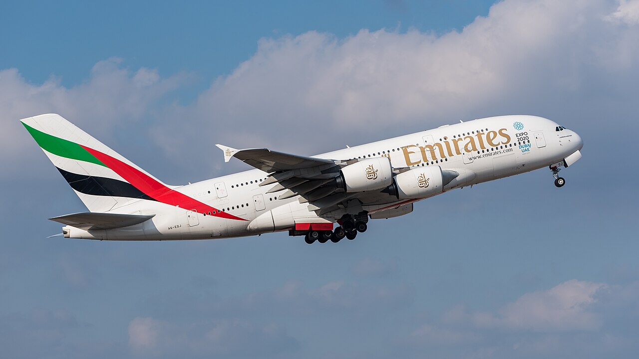総2階建て4発のエアバスA380。ボーイングにない総2階建て構造がエアバスの見分け方のポイントになる