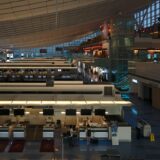 羽田空港ターミナルの搭乗手続きカウンター付近