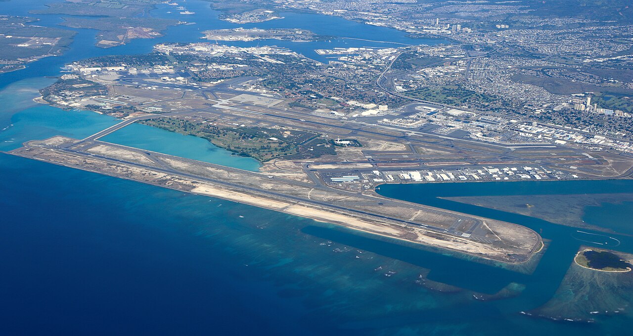 ホノルル国際空港のターミナル外観