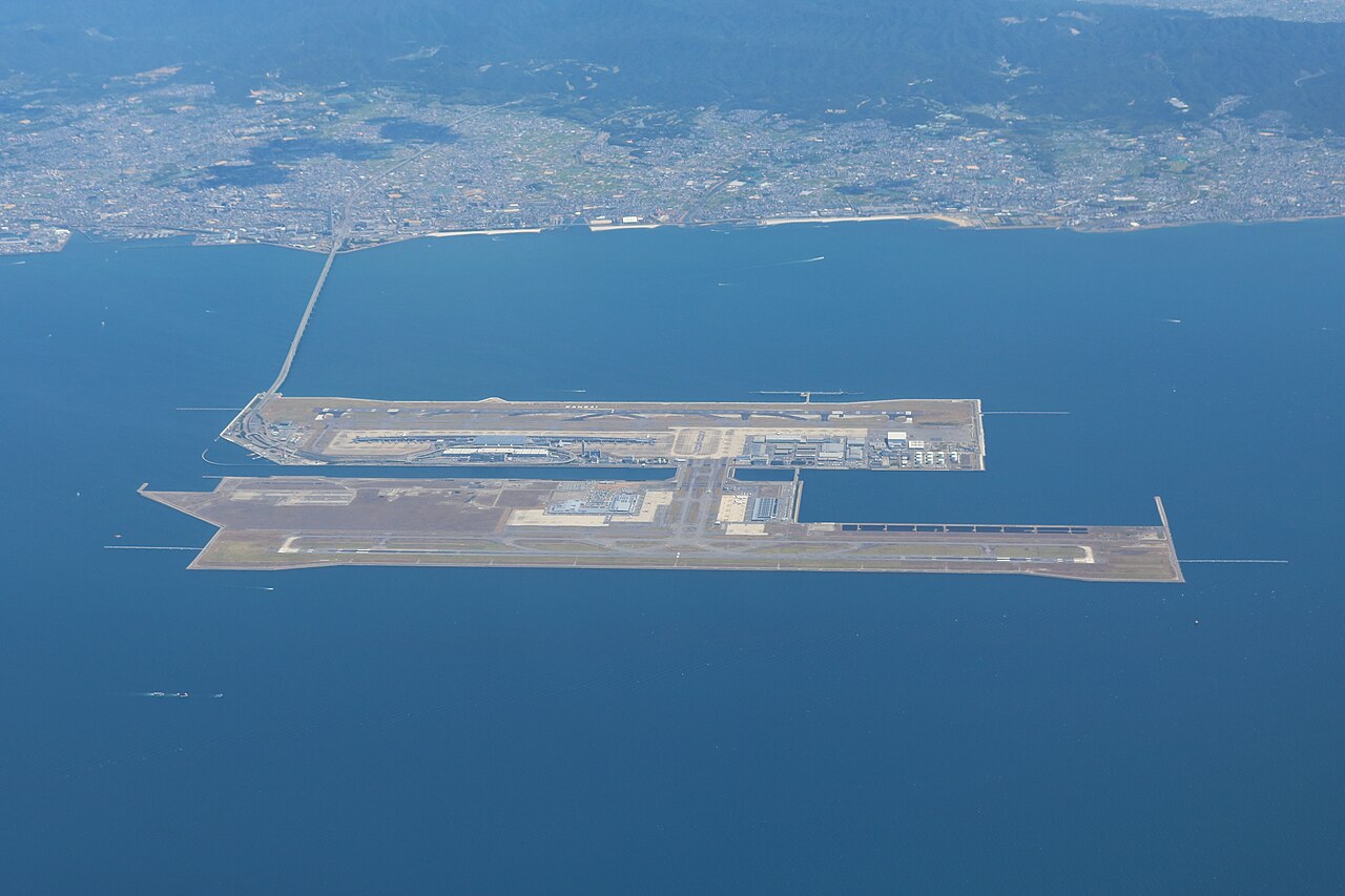 関西国際空港の滑走路と建物