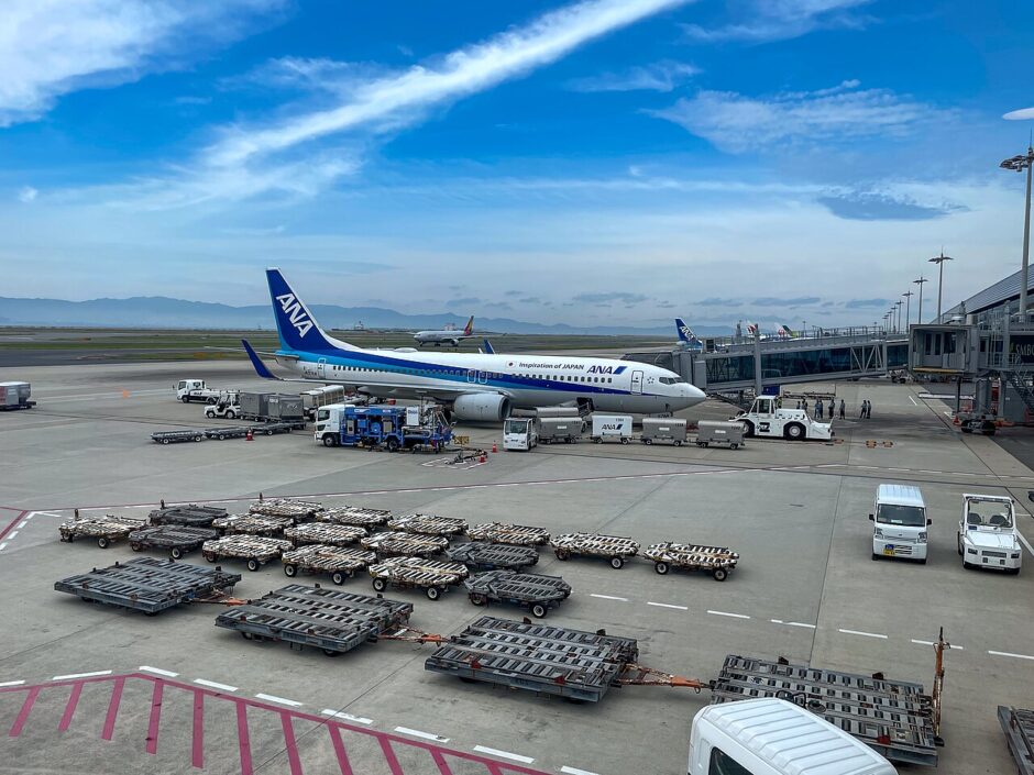 関西国際空港に駐機するANAのボーイング737-800型機