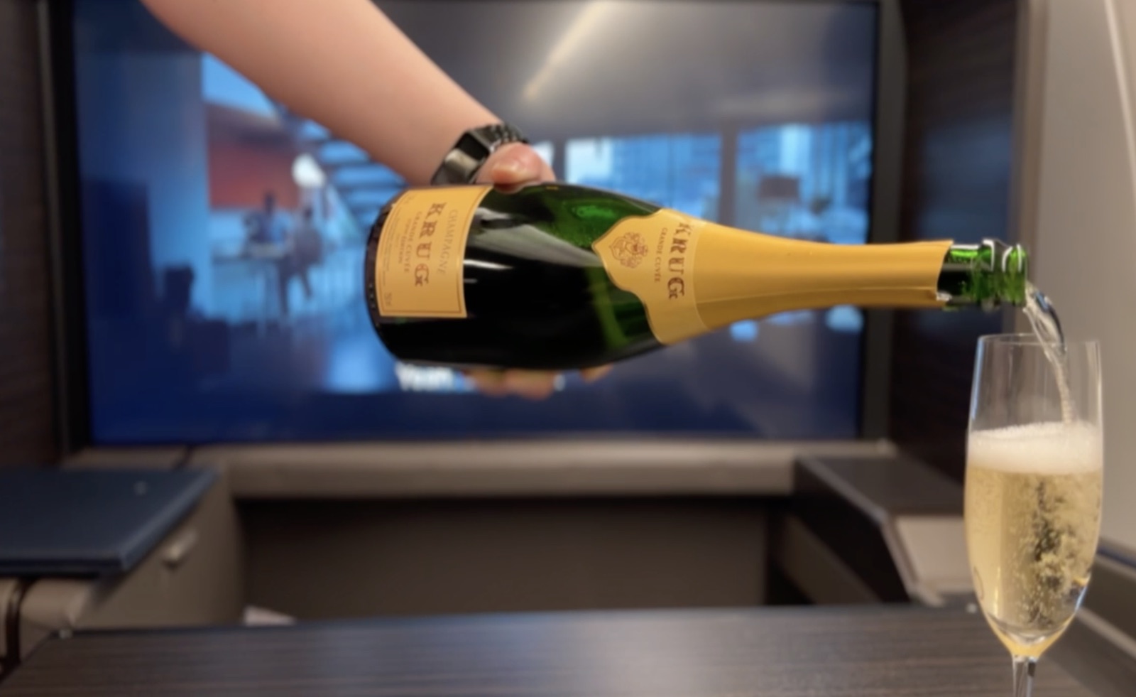 ANAファーストクラスの機内でクリュッグをグラスに注いでもらう瞬間