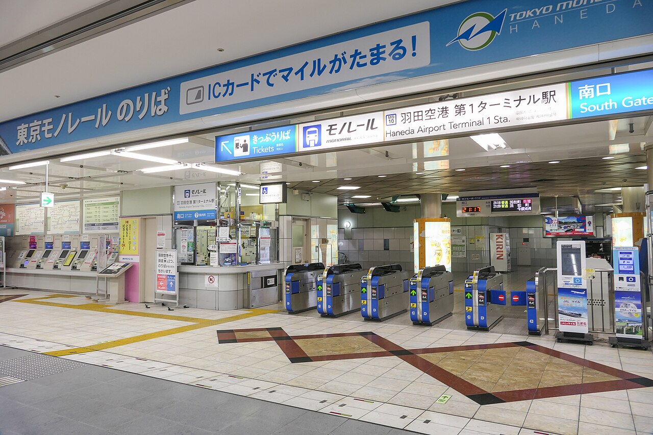 羽田空港ターミナルのチェックインカウンター周辺