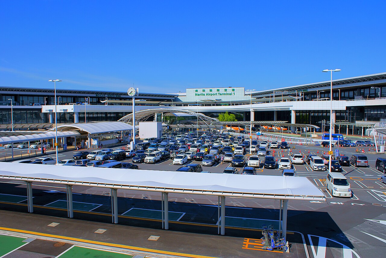 成田国際空港のターミナルビル外観