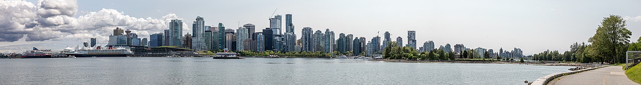 バンクーバーの海岸と緑に囲まれた市街地