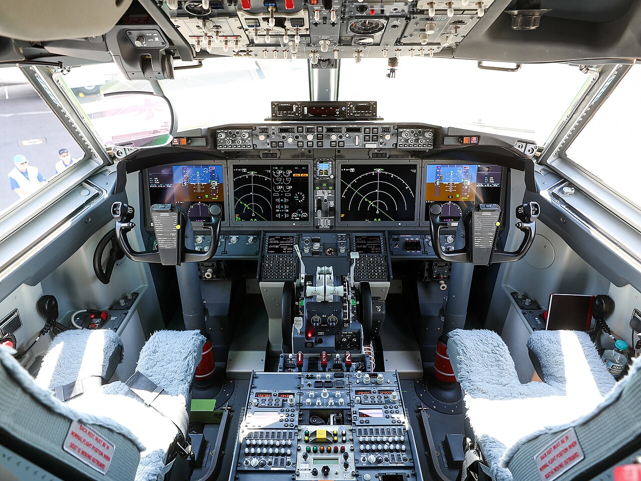 737 MAX の最新コックピット内部