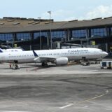 パナマ・トクメン国際空港のターミナルとボーイング737型機