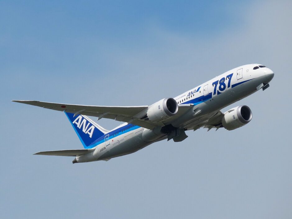 離陸するANA ボーイング787-8型機