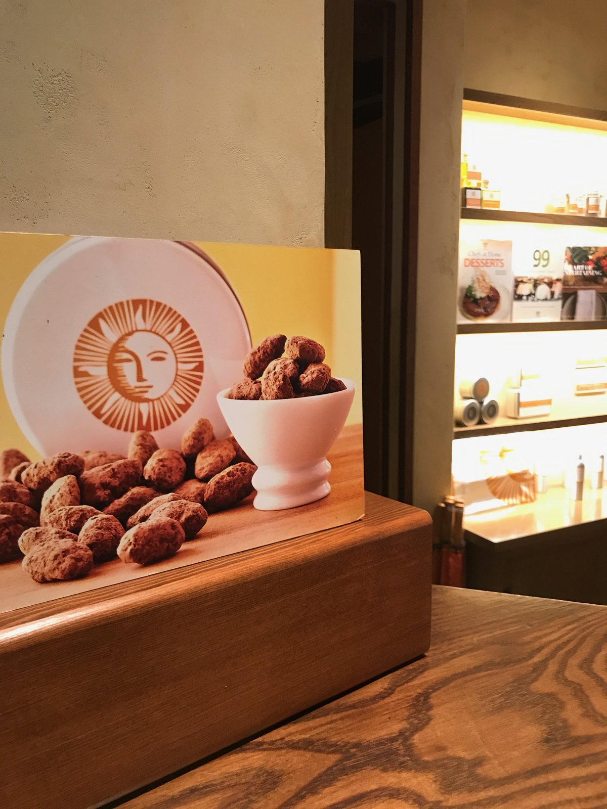 オーベルジュ・デュ・ソレイユのギフトショップ 太陽のロゴとチョコレートアーモンド