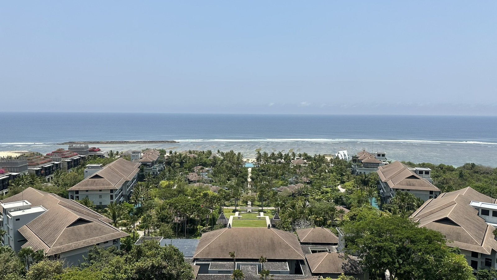 バリ南部の高級リゾートと海岸の航空写真