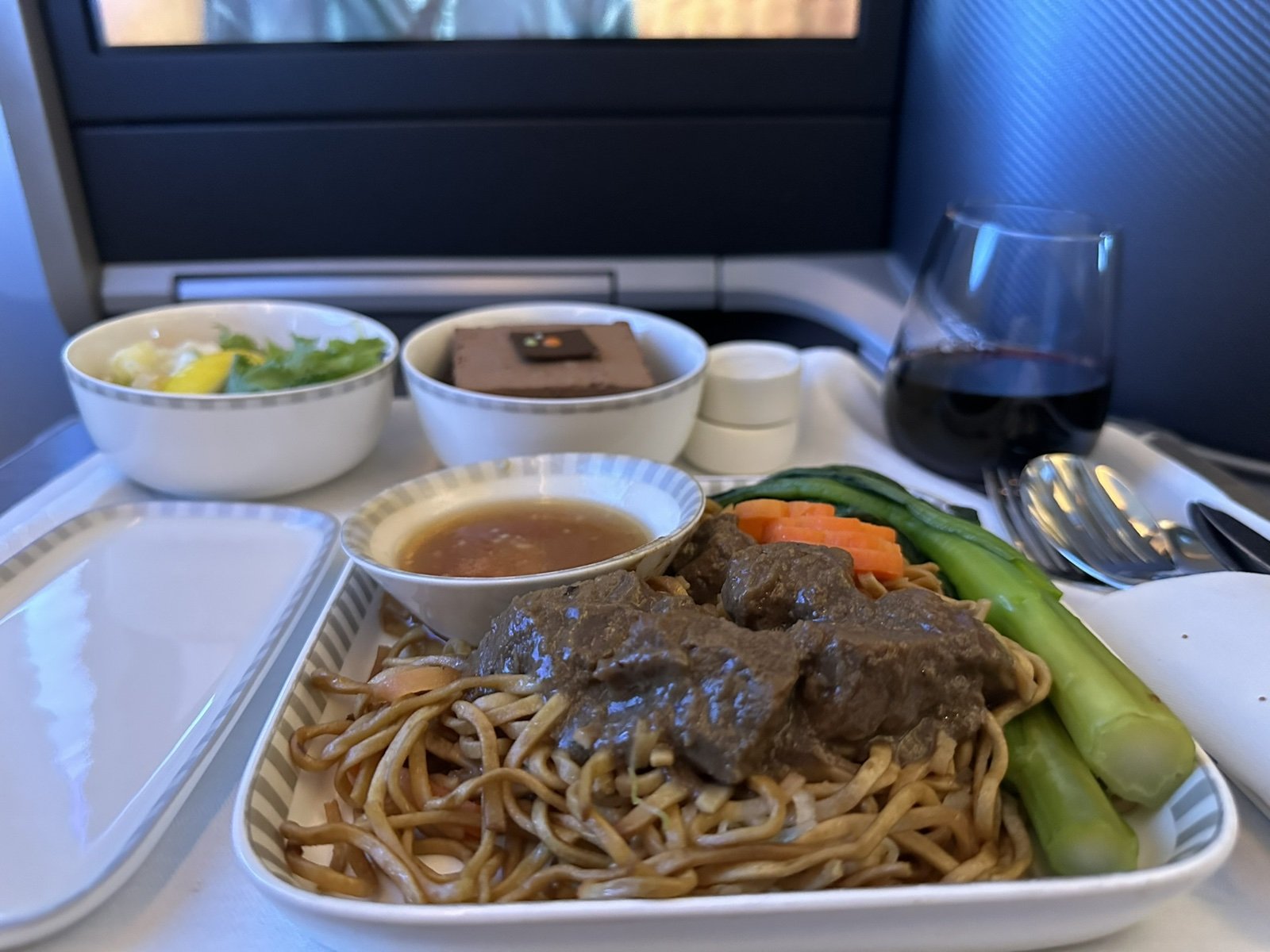 機内食の牛肉麺とデザート