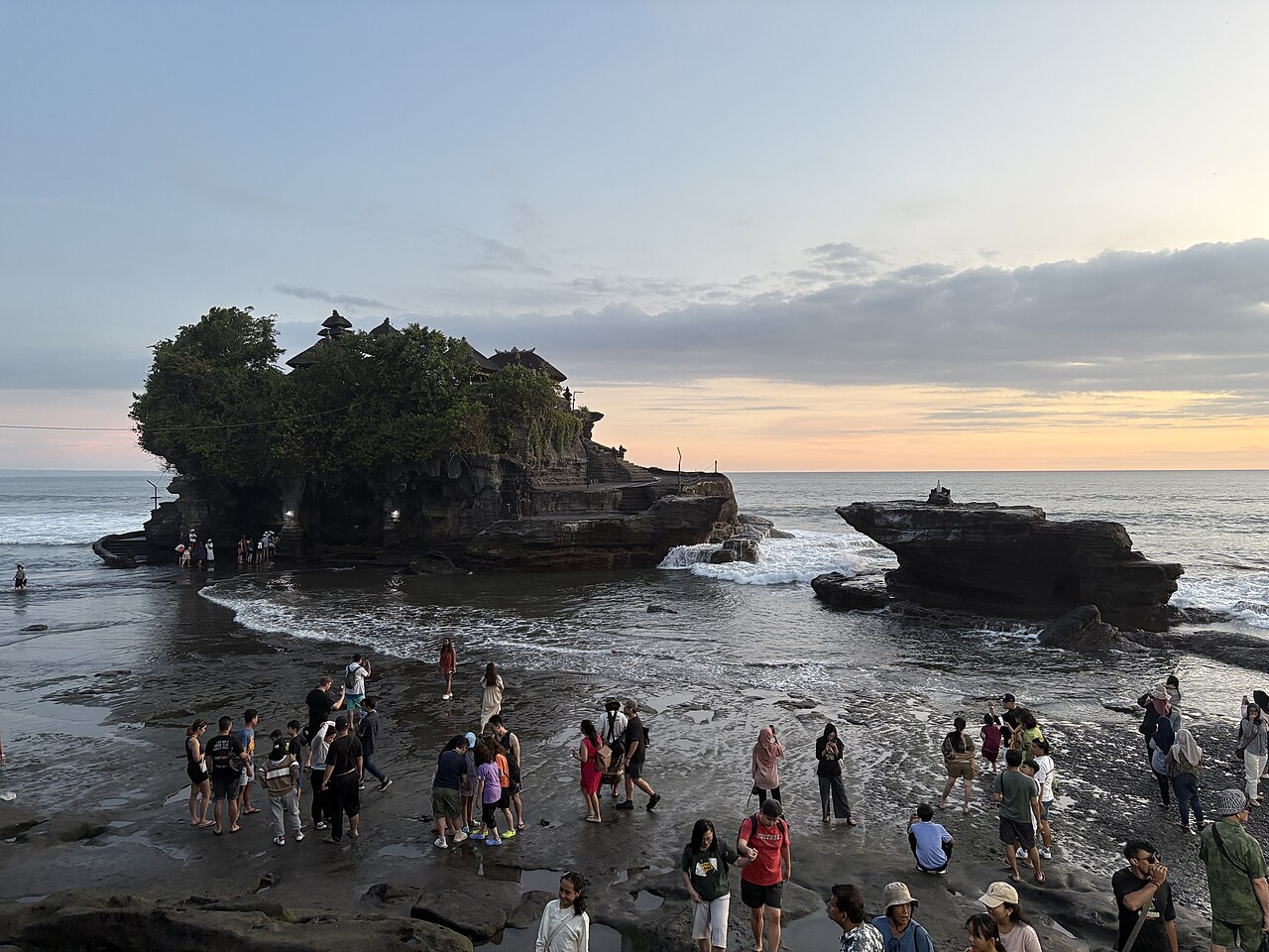 岩礁に建つタナロット寺院と夕焼け空