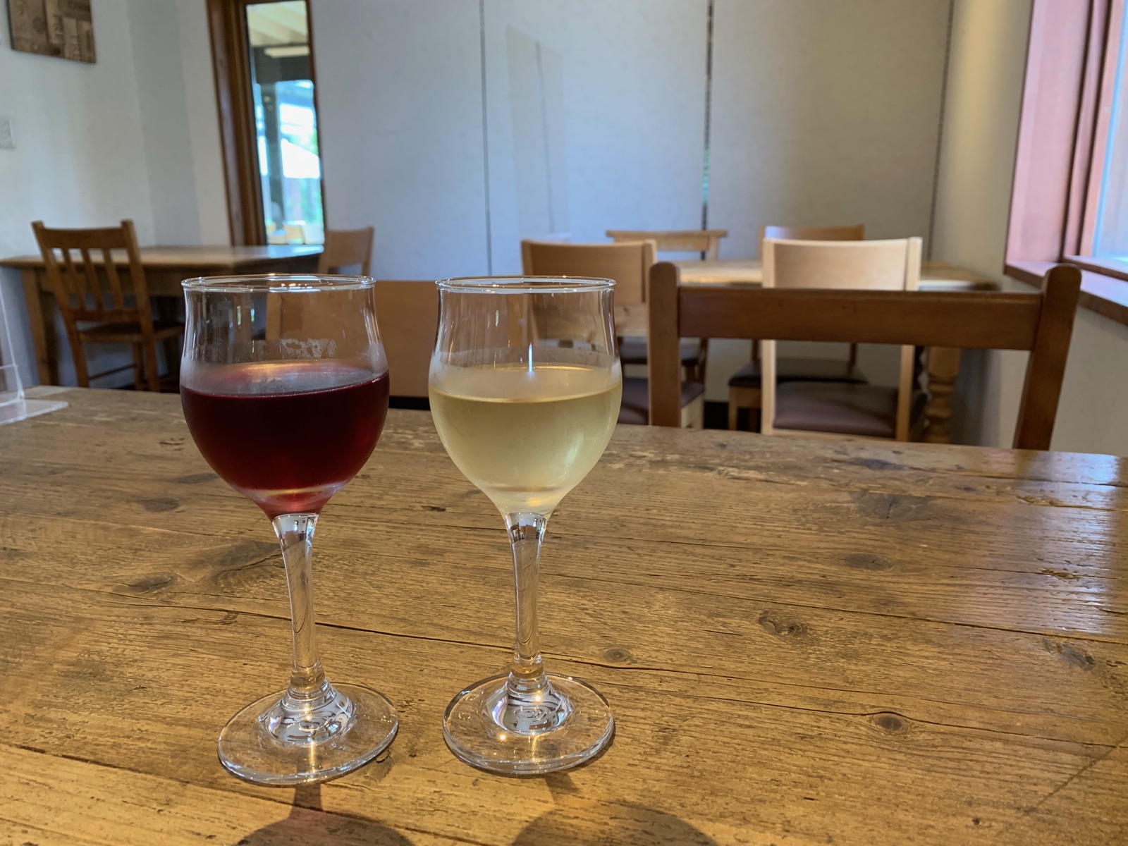 カーブドッチの試飲カウンターで赤ワインと白ワインを飲み比べ