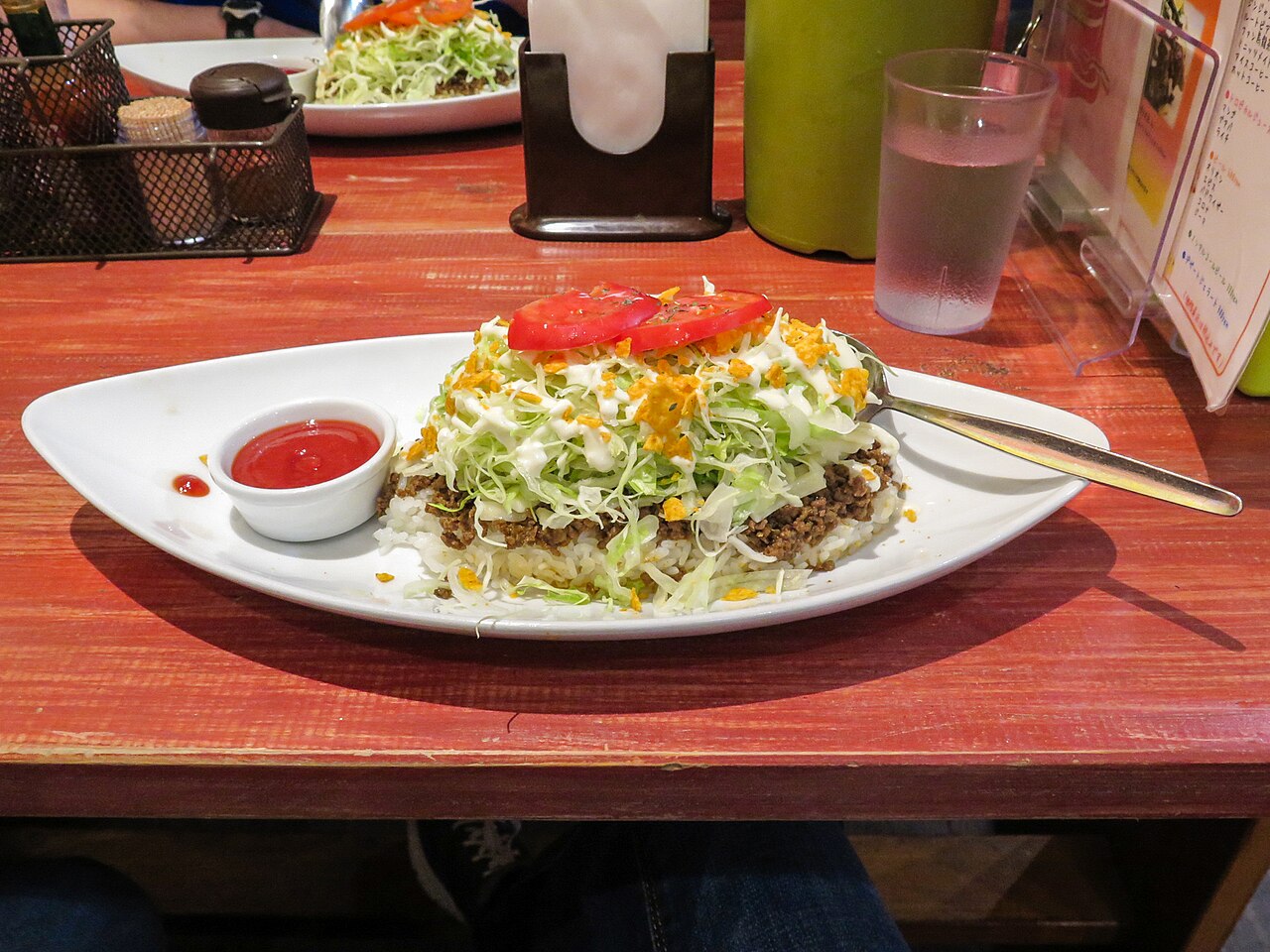 ご飯の上にタコスの具がのったタコライス