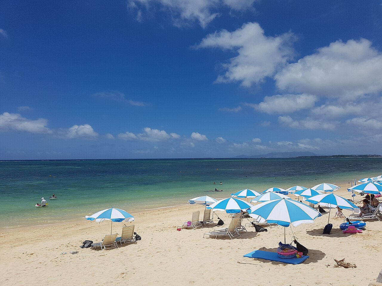 沖縄の青い海とビーチ