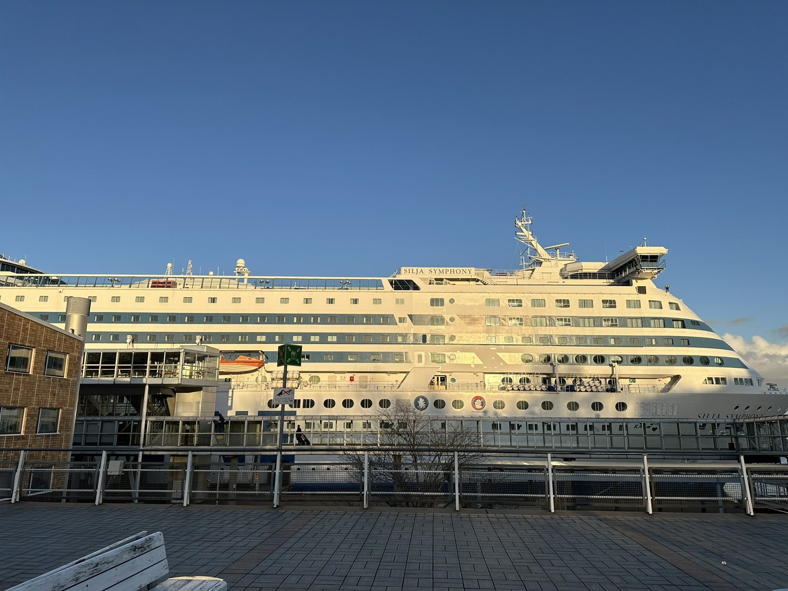 バルト海クルーズ船Silja Symphonyが港に停泊している光景
