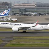 羽田空港を走行するJALのエアバスA350-900型機