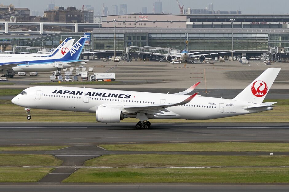 羽田空港を走行するJALのエアバスA350-900型機