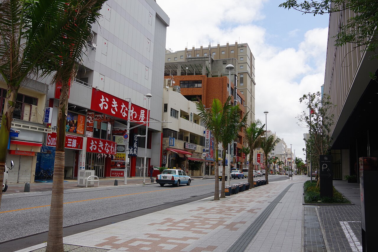 国際通りの賑わう街路
