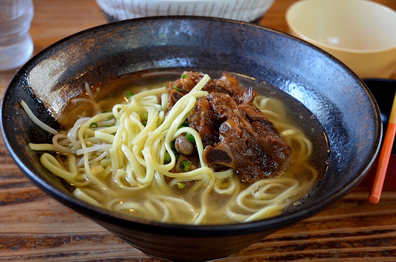 柔らかく煮込まれたソーキ肉
