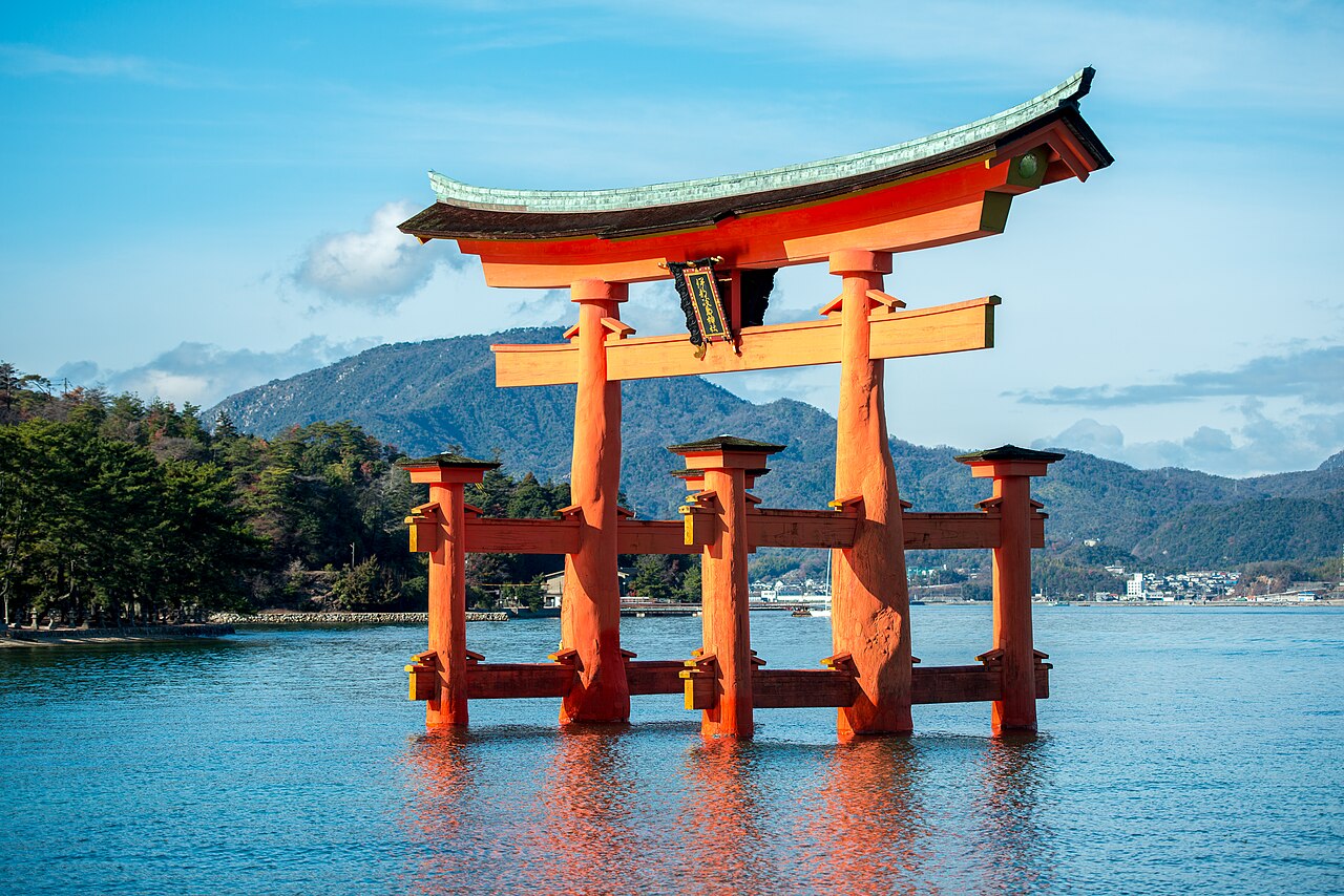 宮島の厳島神社と海