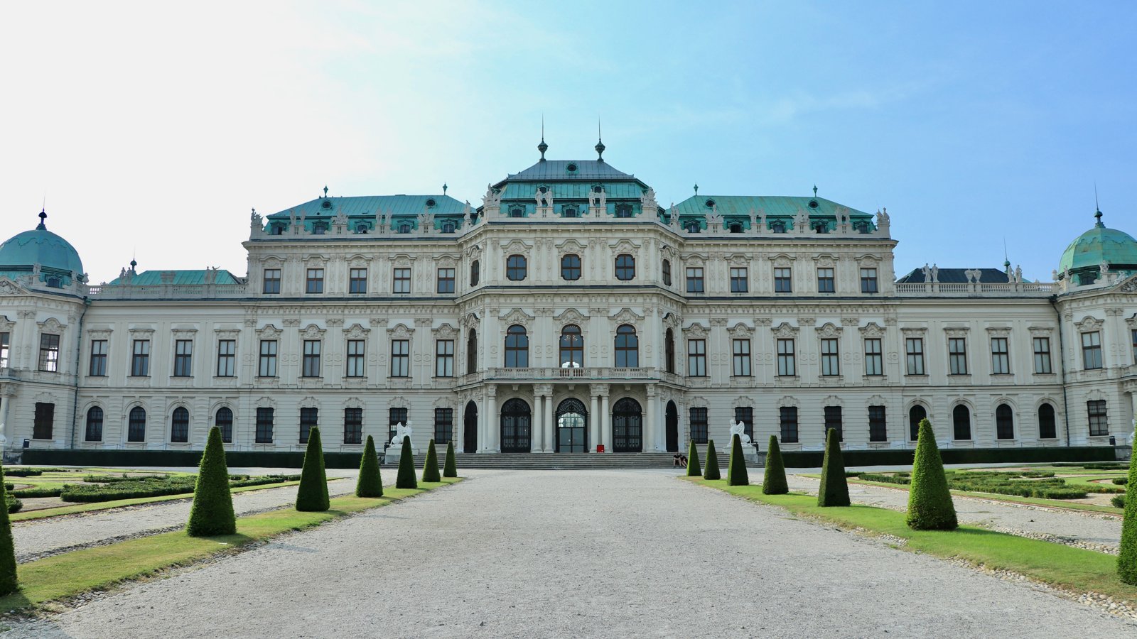 ベルヴェデーレ宮殿。白い外壁と緑色の屋根、庭園が見える