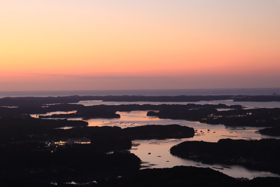 英虞湾の夕景。三重県志摩市の横山展望台から見たリアス海岸