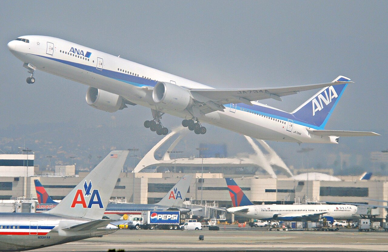 離陸するANAのボーイング777-300ER