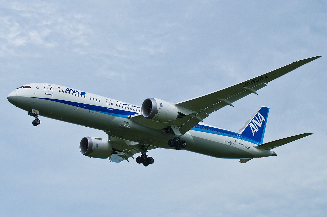 飛行するANAのボーイング787-9