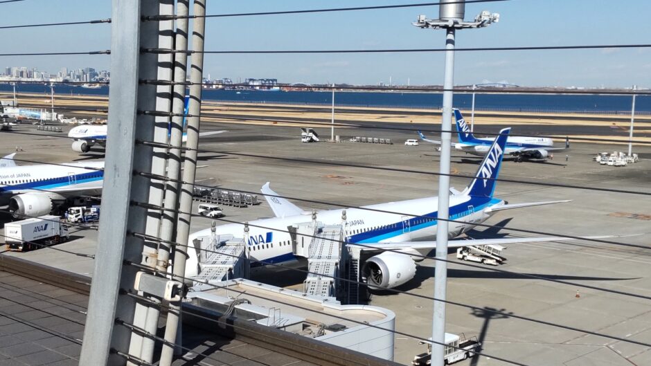 羽田空港第2ターミナルの展望デッキから見たANAのボーイング787