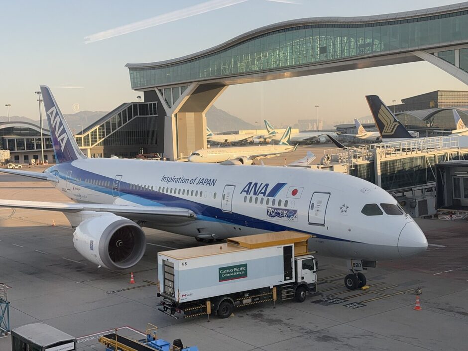 香港国際空港のスポットに駐機するANAのボーイング787-8（JA820A）