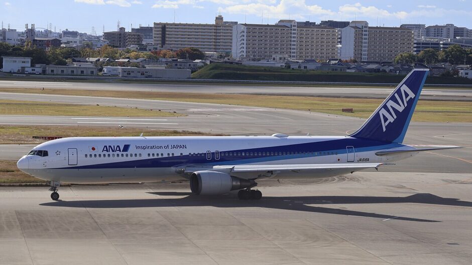 大阪国際空港（伊丹）を地上走行するANAのボーイング767型機