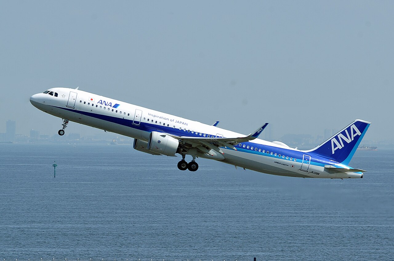 羽田空港を離陸するANAのエアバスA321neo