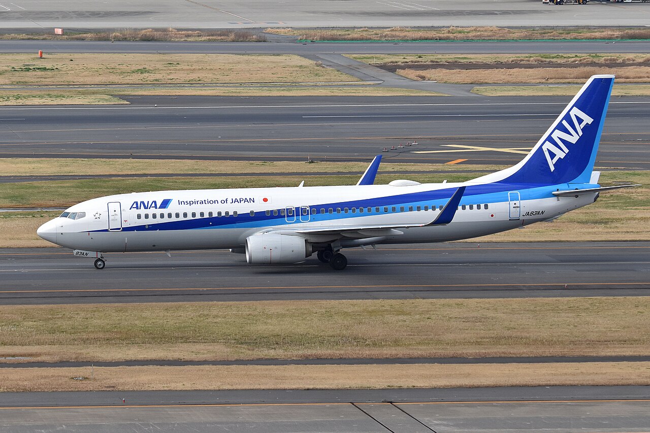 羽田空港を走行するANAのボーイング737-800(JA83AN)