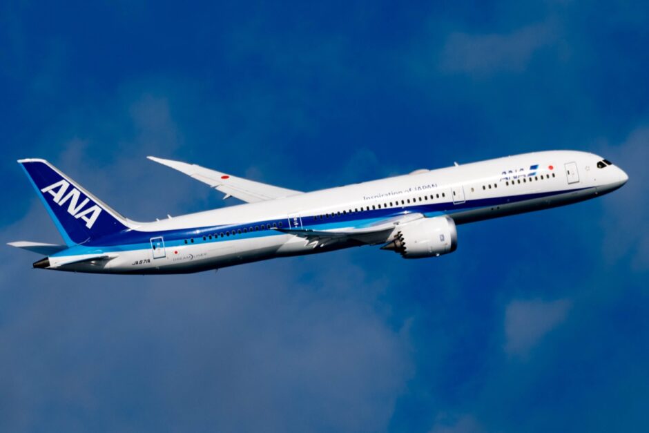 青空を上昇するANAのボーイング787-9（JA871A）
