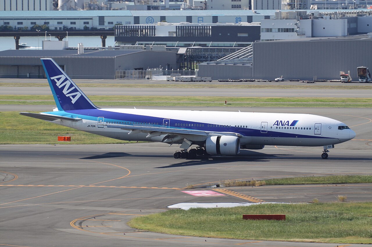 羽田空港に駐機するANAの国際線用大型機