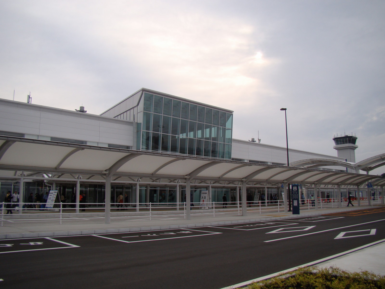 静岡空港のターミナルビル外観
