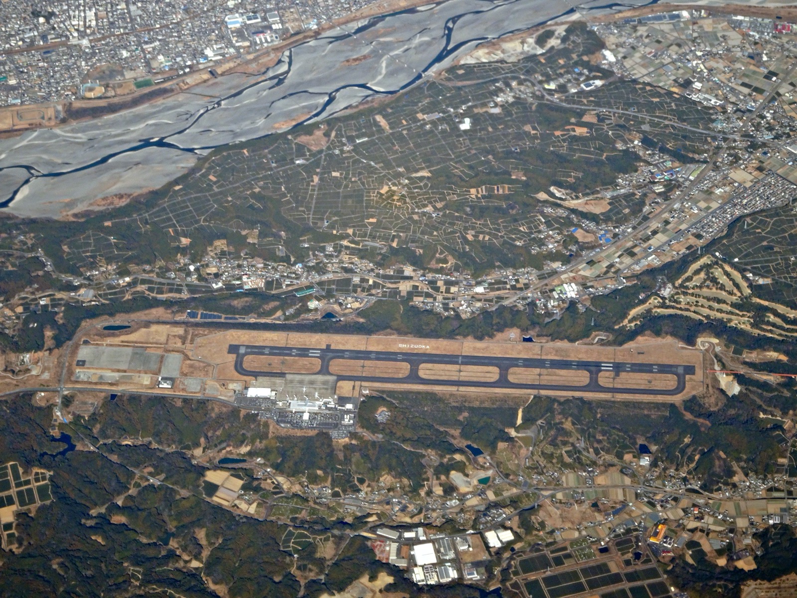 上空から見た静岡空港の滑走路とターミナル