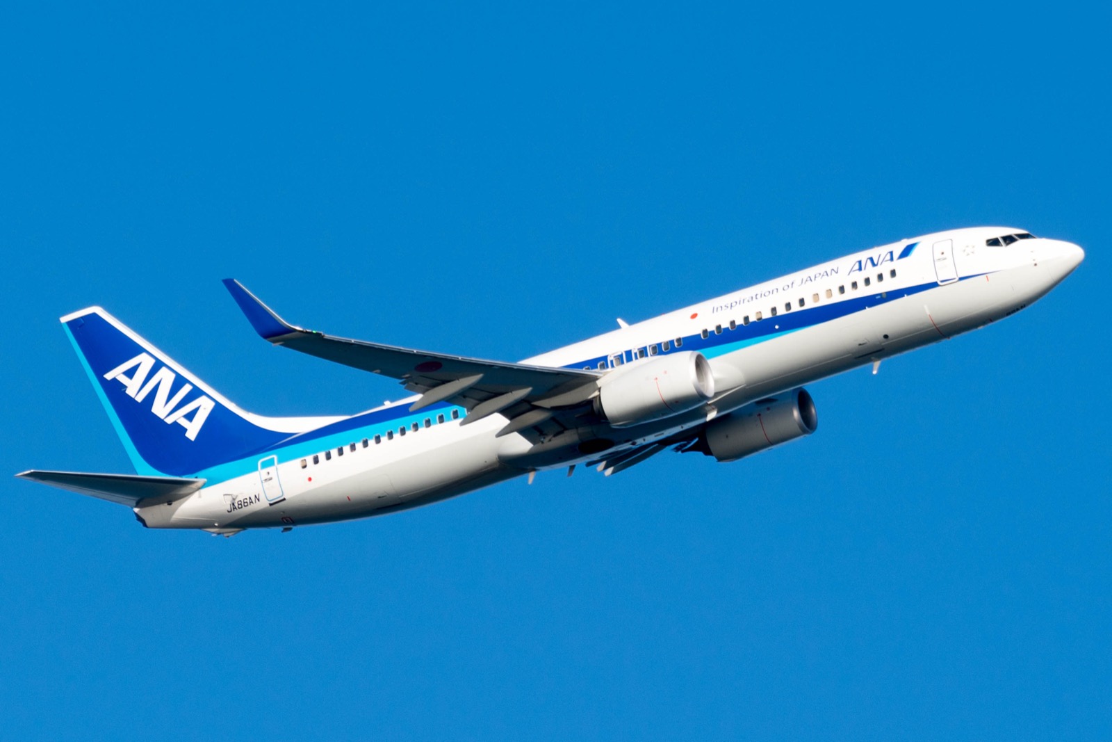 離陸するANAのボーイング737-800