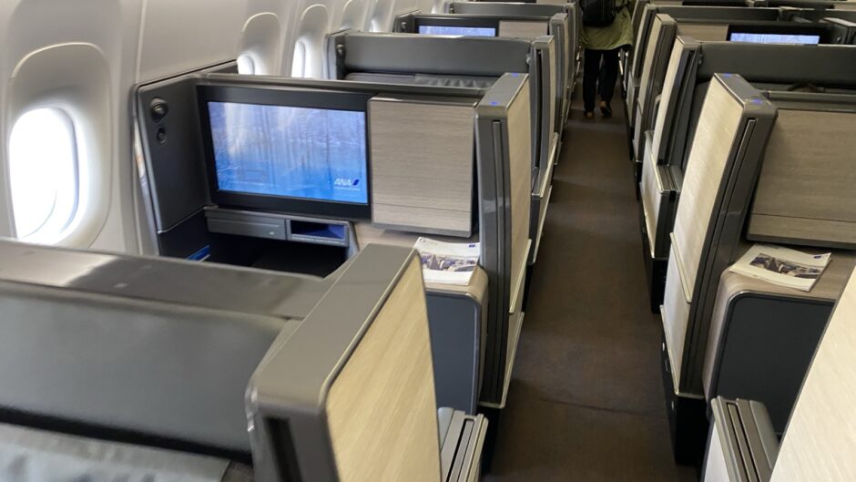 ANA 777-300ERの個室ビジネスクラス THE Roomが並ぶ客室